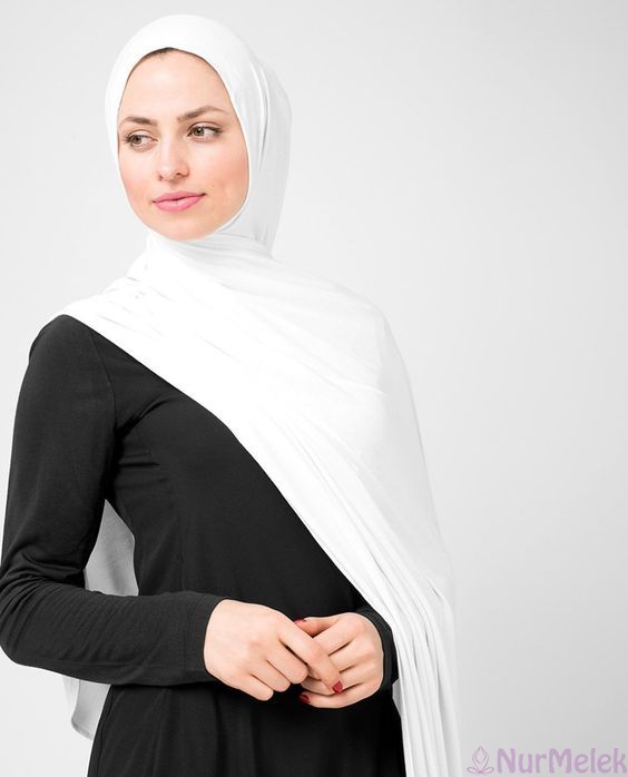 beyaz şal siyah elbise kombini