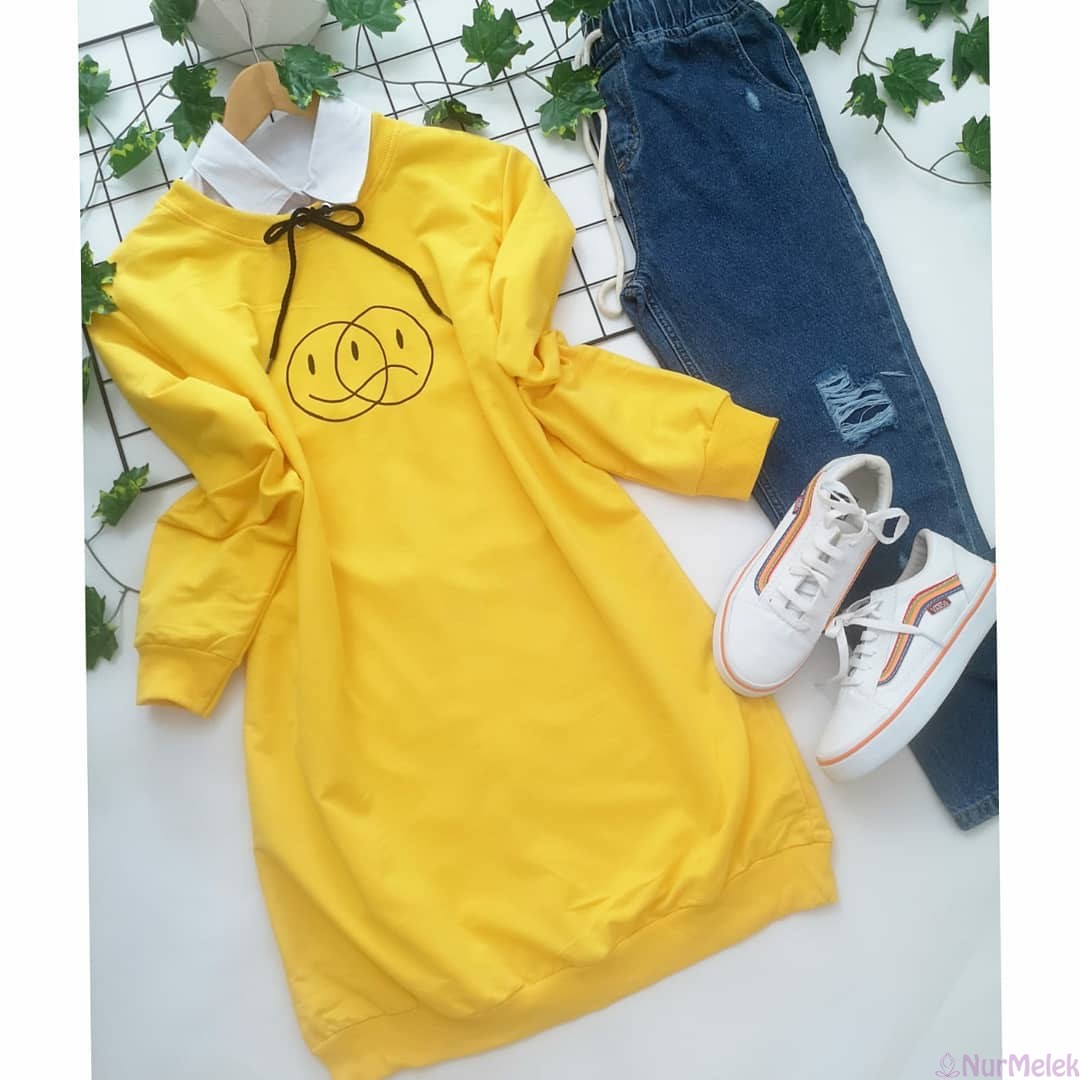 emoji baskılı sarı sweatshirt kombini
