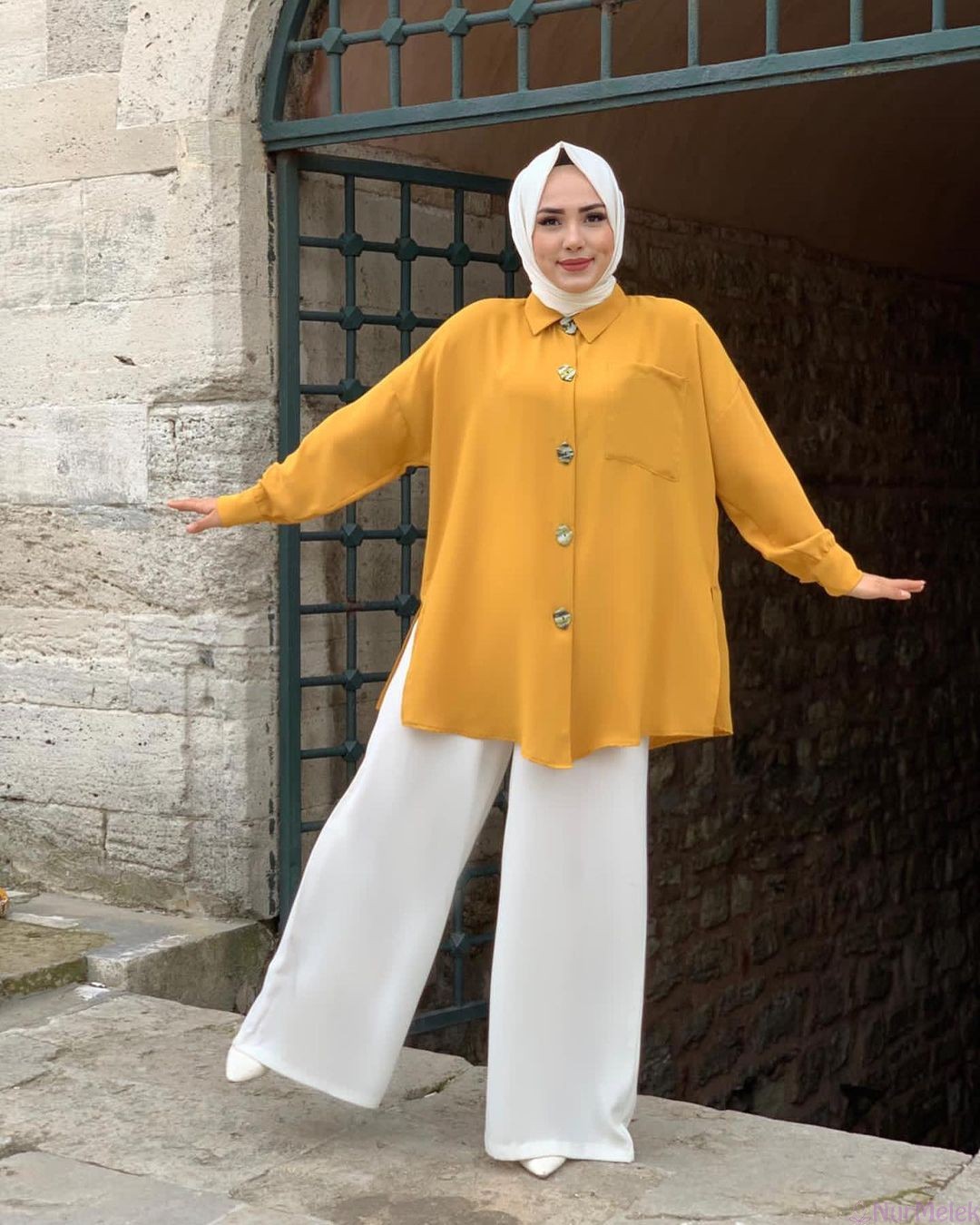 hardal sarı tunik beyaz pantolon kombini