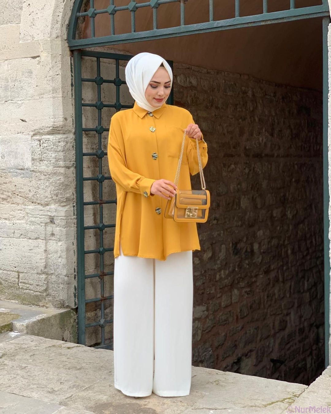 sarı tesettür gömlek beyaz pantolon kombini