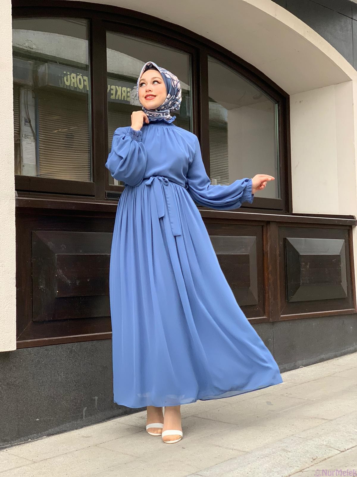 indigo kemerli şifon elbise