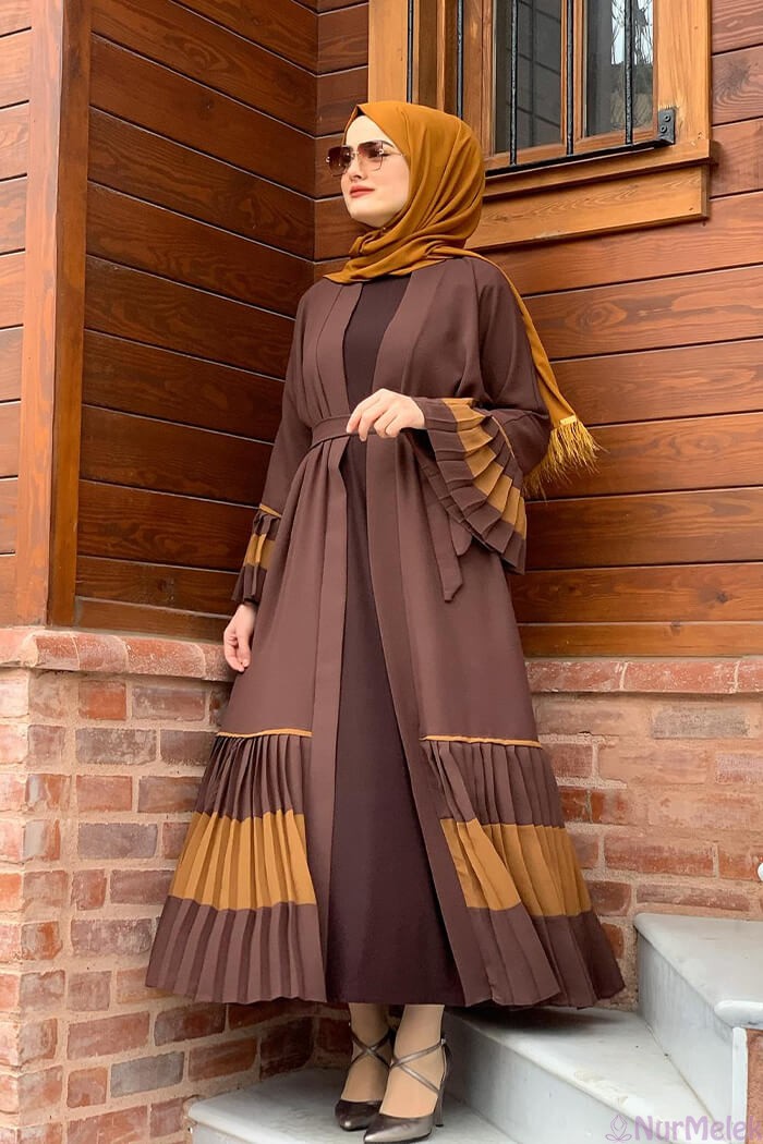 plise detaylı kahverengi abaya