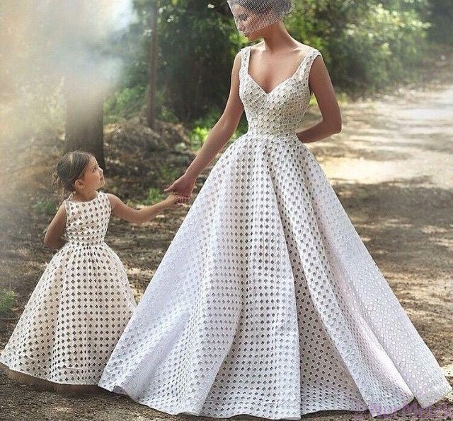 anne kız beyaz abiye elbise kombini 2022