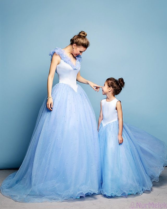 anne kız mavi abiye elbise kombini 2022