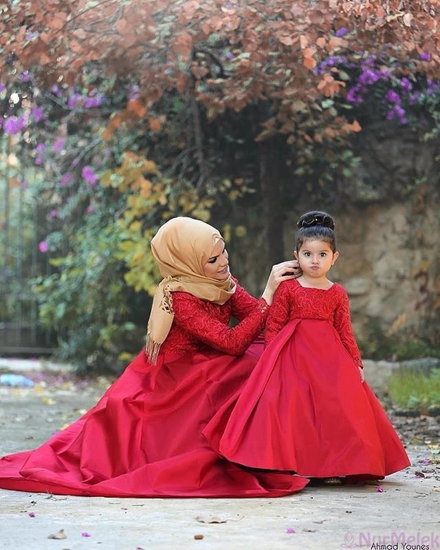 tesettür anne kız kırmızı elbise kombini 2022