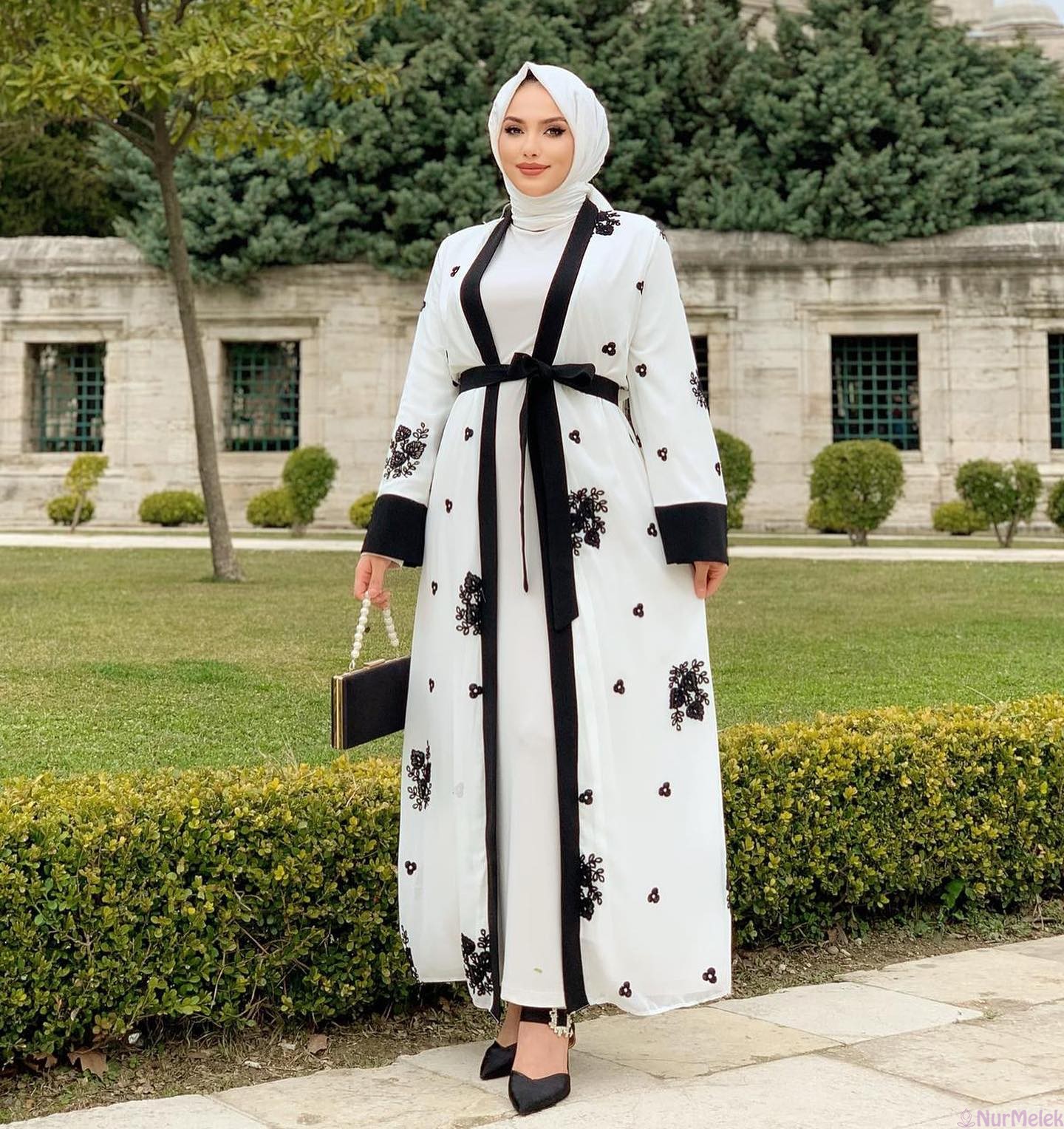 çiçek desenli beyaz abaya