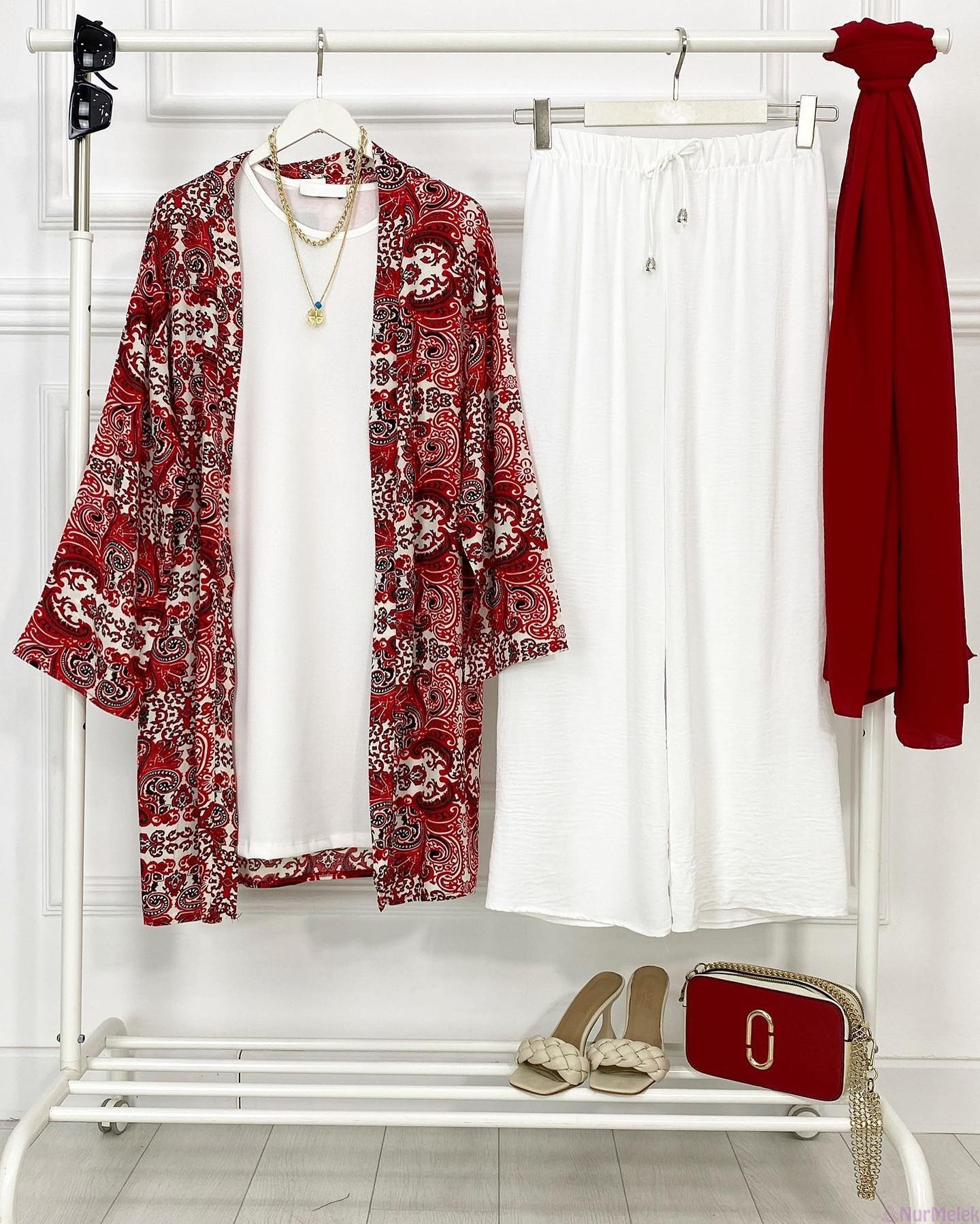 kırmızı kimono beyaz pantolon kombini