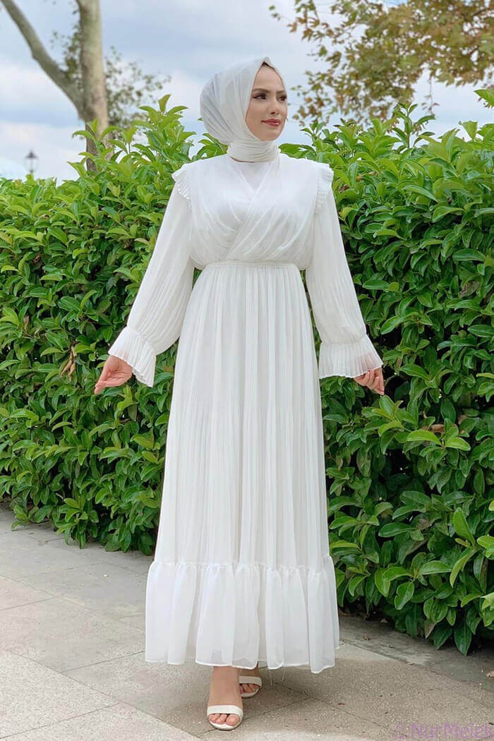 v yaka detay pliseli beyaz tesettür elbise