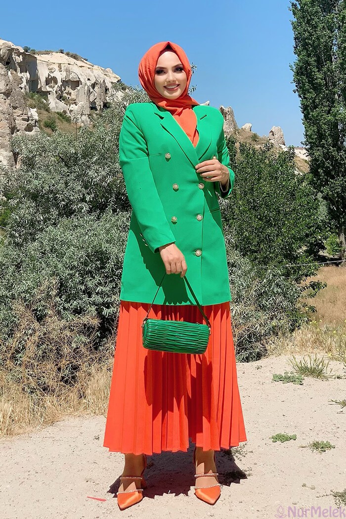 yeşil blazer ceket turuncu etek kombini