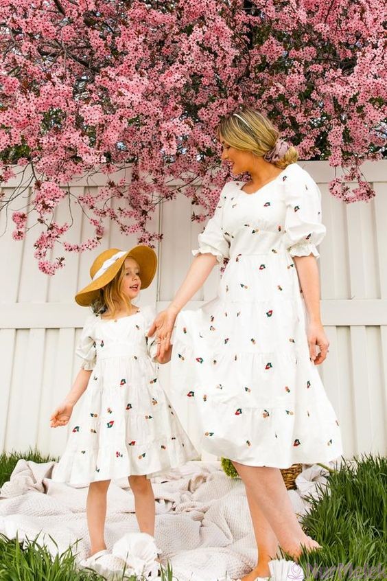 anne kız beyaz keten elbise kombini 2023