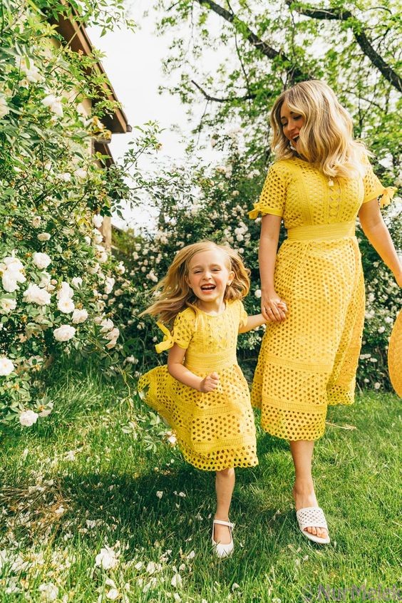 anne kız günlük sarı elbise kombini 2023