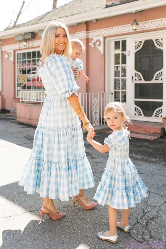 anne kız mavi kareli elbise kombini 2023