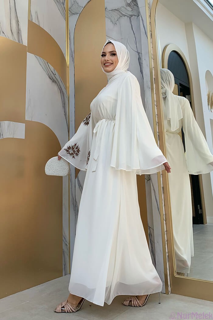 kol işlemeli pelerinli beyaz tesettür nikah elbisesi 2023