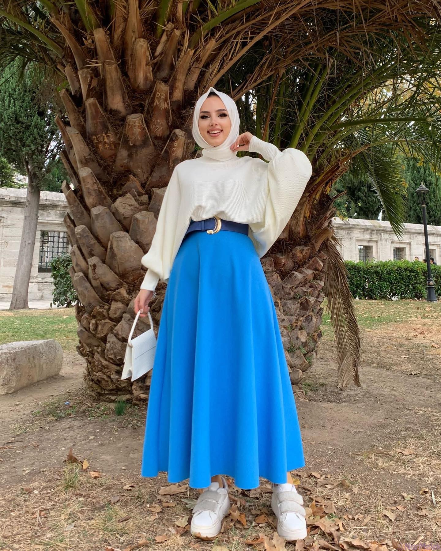 50 yaş kadın renkli etek kazak kombini