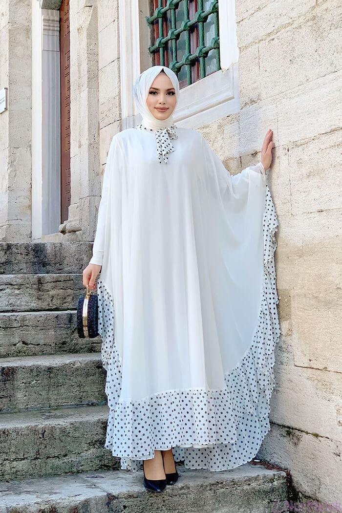 benekli şifon pelerinli beyaz yazlık tesettür elbise 2023