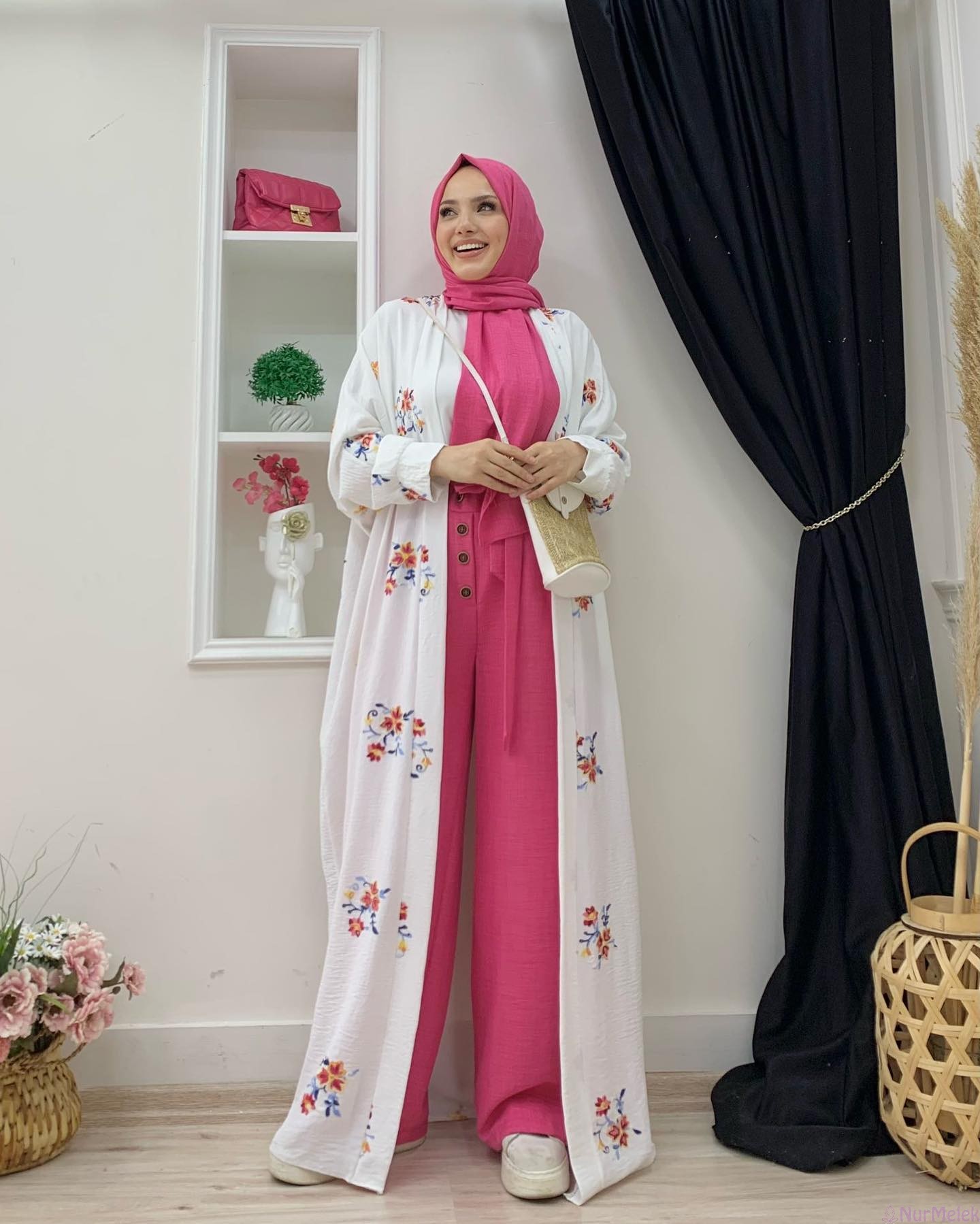 nakış detaylı beyaz abaya