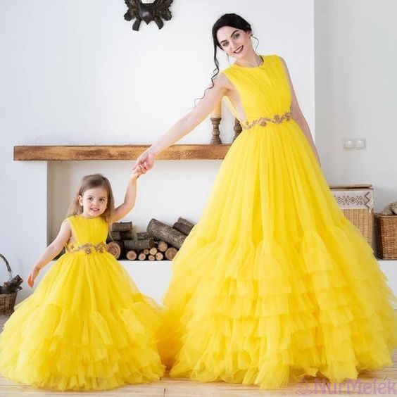 anne kız sarı davet elbise kombini 2024
