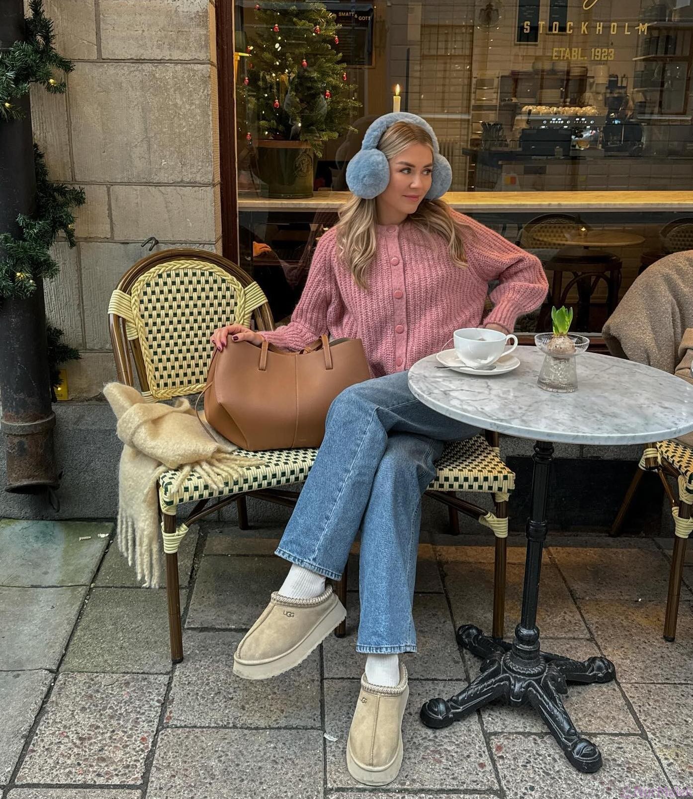 arkası kısa ugg jean kombin