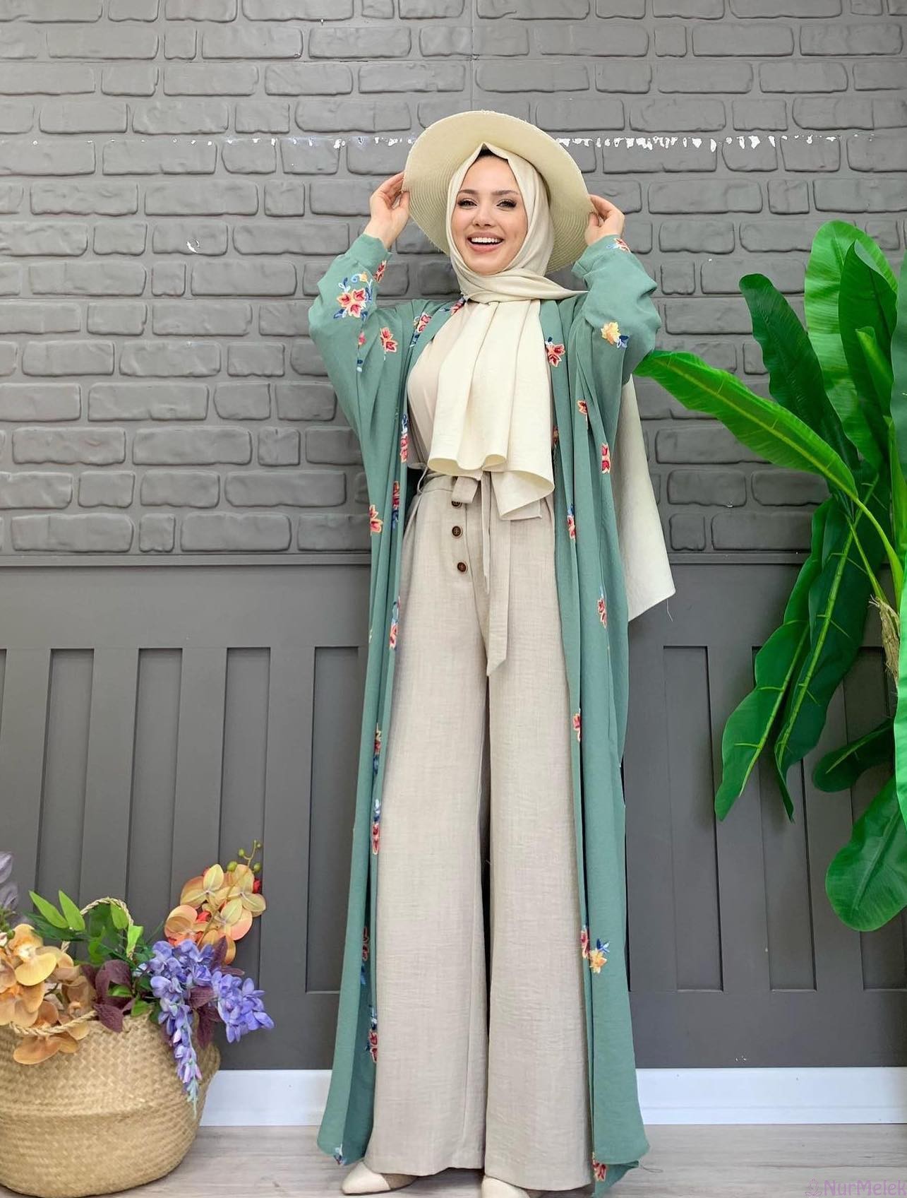 düğmeli taş rengi pantolon abaya kombin