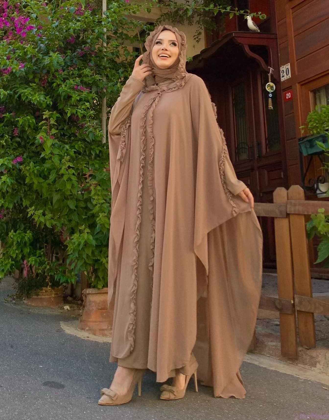 fırfır detaylı kapşonlu abiye abaya 2024