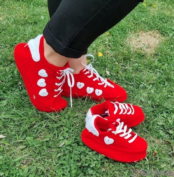 anne kız kırmızı örme ayakkabı kombini