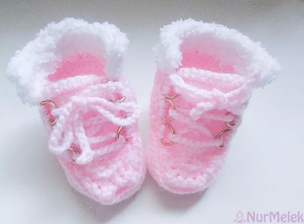 spor pembe örgü bebek patiği modeli
