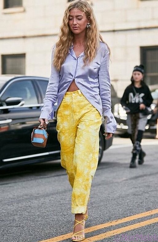 lila saten gömlek sarı pantolon kombini