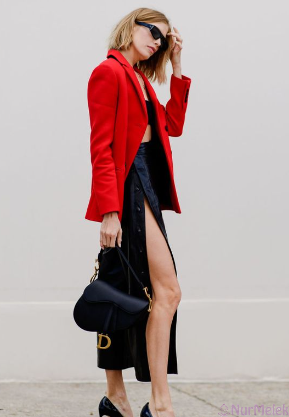 kırmızı blazer ceket yırtmaçlı etek kombini