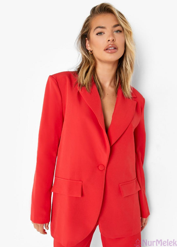 tek düğmeli kırmızı blazer ceket kombini