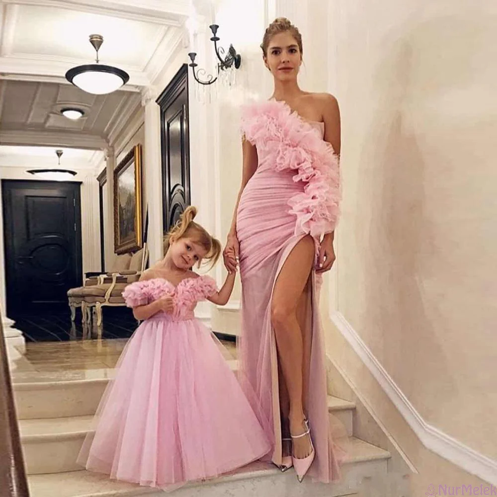 fırfır detaylı pembe anne kız elbise kombini 2026