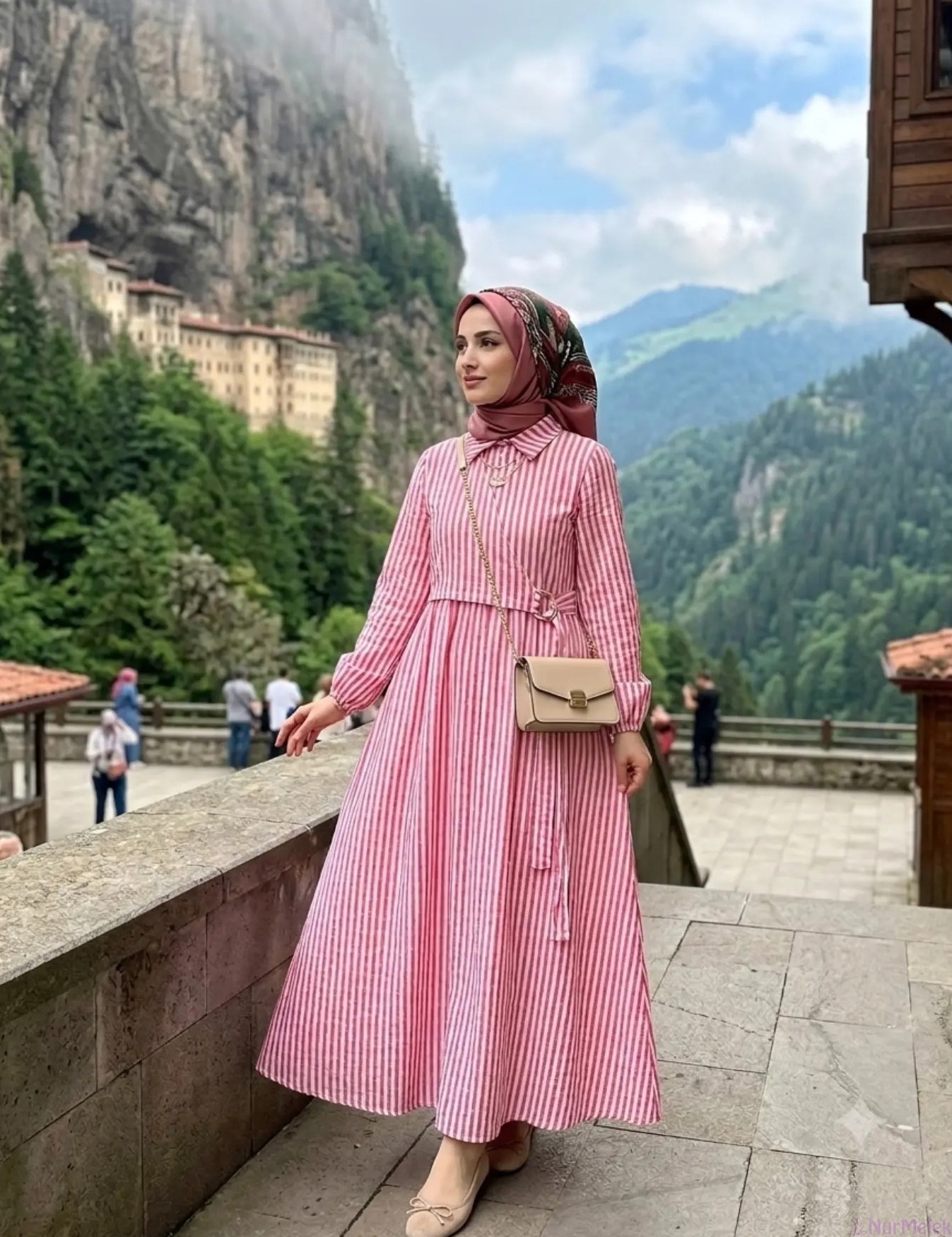 Doğa Gezisi ve Tatil İçin Pembe Yazlık Tesettür Elbise