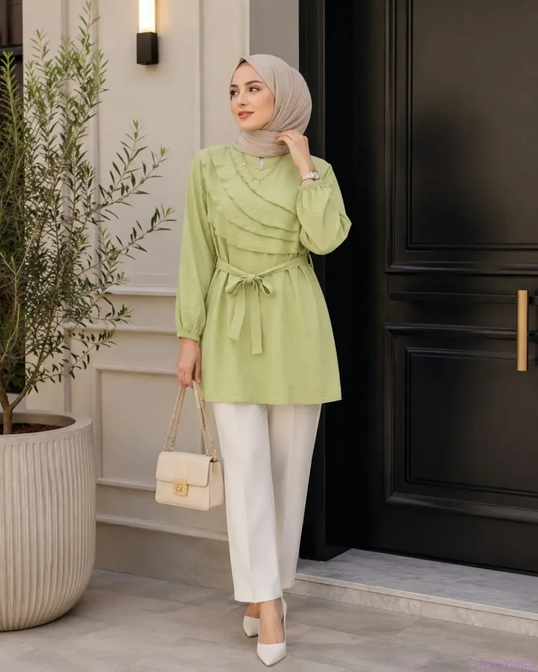 Beli Bağcıklı Fıstık Yeşili Tunik ve Beyaz Pantolon